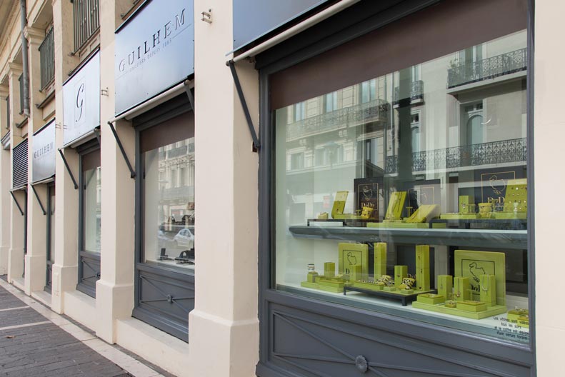 Façade de la bijouterie Guilhem pourtour du théâtre à Béziers